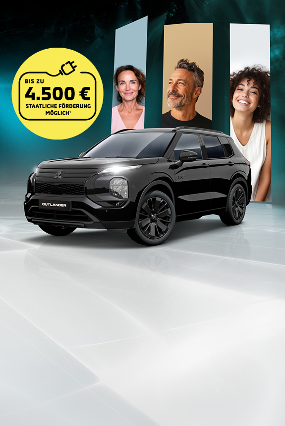 Mitsubishi Outlander Black in Schwarz mit drei lächelnden Personen im Hintergrund vor blau-grünem Bühnen-Setting